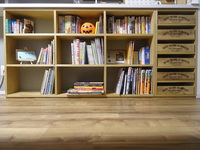 DIYで作ったカウンター下サイズピッタリの本棚と既存の木箱に合わせた棚