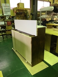 自作のバタフライ型のキッチンカウンター