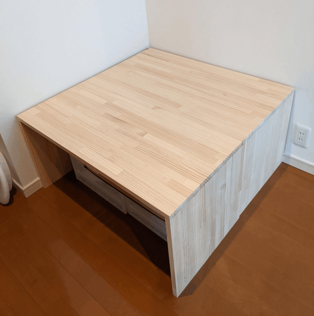 コの字型収納を兼ねたプレイテーブル – ストーリオ